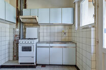 Deze ruime gezinswoning met garage en tuin ligt in een groene en rustige buurt, met een vlotte verbinding naar Brussel en de Ring.
Ideaal voor wie op zoek is naar rust, maar toch dicht bij de stad wil wonen.

De woning beschikt over 3 slaapkamers (17m² -