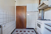 Deze ruime gezinswoning met garage en tuin ligt in een groene en rustige buurt, met een vlotte verbinding naar Brussel en de Ring.
Ideaal voor wie op zoek is naar rust, maar toch dicht bij de stad wil wonen.

De woning beschikt over 3 slaapkamers (17m² -