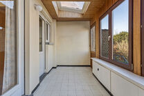 Deze ruime gezinswoning met garage en tuin ligt in een groene en rustige buurt, met een vlotte verbinding naar Brussel en de Ring.
Ideaal voor wie op zoek is naar rust, maar toch dicht bij de stad wil wonen.

De woning beschikt over 3 slaapkamers (17m² -