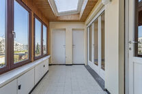 Deze ruime gezinswoning met garage en tuin ligt in een groene en rustige buurt, met een vlotte verbinding naar Brussel en de Ring.
Ideaal voor wie op zoek is naar rust, maar toch dicht bij de stad wil wonen.

De woning beschikt over 3 slaapkamers (17m² -