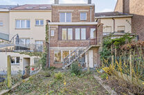 Deze ruime gezinswoning met garage en tuin ligt in een groene en rustige buurt, met een vlotte verbinding naar Brussel en de Ring.
Ideaal voor wie op zoek is naar rust, maar toch dicht bij de stad wil wonen.

De woning beschikt over 3 slaapkamers (17m² -