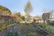 Deze ruime gezinswoning met garage en tuin ligt in een groene en rustige buurt, met een vlotte verbinding naar Brussel en de Ring.
Ideaal voor wie op zoek is naar rust, maar toch dicht bij de stad wil wonen.

De woning beschikt over 3 slaapkamers (17m² -