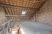 Deze ruime gezinswoning met garage en tuin ligt in een groene en rustige buurt, met een vlotte verbinding naar Brussel en de Ring.
Ideaal voor wie op zoek is naar rust, maar toch dicht bij de stad wil wonen.

De woning beschikt over 3 slaapkamers (17m² -