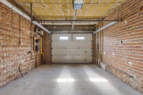 Deze ruime gezinswoning met garage en tuin ligt in een groene en rustige buurt, met een vlotte verbinding naar Brussel en de Ring.
Ideaal voor wie op zoek is naar rust, maar toch dicht bij de stad wil wonen.

De woning beschikt over 3 slaapkamers (17m² -