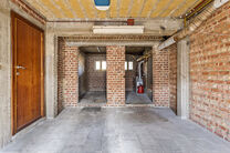 Deze ruime gezinswoning met garage en tuin ligt in een groene en rustige buurt, met een vlotte verbinding naar Brussel en de Ring.
Ideaal voor wie op zoek is naar rust, maar toch dicht bij de stad wil wonen.

De woning beschikt over 3 slaapkamers (17m² -