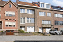 Deze ruime gezinswoning met garage en tuin ligt in een groene en rustige buurt, met een vlotte verbinding naar Brussel en de Ring.
Ideaal voor wie op zoek is naar rust, maar toch dicht bij de stad wil wonen.

De woning beschikt over 3 slaapkamers (17m² -