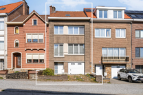 Deze ruime gezinswoning met garage en tuin ligt in een groene en rustige buurt, met een vlotte verbinding naar Brussel en de Ring.
Ideaal voor wie op zoek is naar rust, maar toch dicht bij de stad wil wonen.

De woning beschikt over 3 slaapkamers (17m² -