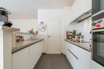 Deze recente gezinswoning met twee slaapkamers en een aangenaam terras/tuin is rustig gelegen aan de achterzijde van een residentieel gebouw, midden in het centrum van Brussel. De woning maakt deel uit van een verzorgde mede-eigendom en beschikt over een 