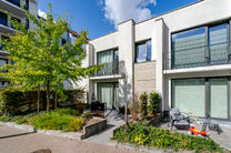 Deze recente gezinswoning met twee slaapkamers en een aangenaam terras/tuin is rustig gelegen aan de achterzijde van een residentieel gebouw, midden in het centrum van Brussel. De woning maakt deel uit van een verzorgde mede-eigendom en beschikt over een 