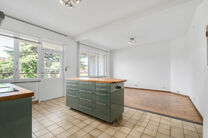 Tweegezinswoning bestaande uit een appartement en een duplex appartement, met garage, tuin en terrassen.
Het gebouw heeft in totaal 8 slaapkamers en 3 badkamers.

INDELING:
Op de eerste verdieping bevindt zich een appartement met &eacute;&eacute;n slaapkamer en een t