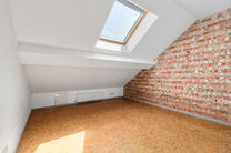 Tweegezinswoning bestaande uit een appartement en een duplex appartement, met garage, tuin en terrassen.
Het gebouw heeft in totaal 8 slaapkamers en 3 badkamers.

INDELING:
Op de eerste verdieping bevindt zich een appartement met &eacute;&eacute;n slaapkamer en een t