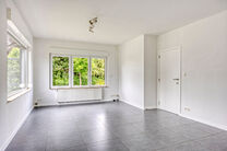 Deze volledig gerenoveerde woning is gelegen in de populaire, groene en autoluwe wijk Abtsdal, op wandelafstand van het centrum van Grimbergen.
De omgeving staat bekend om haar kindvriendelijk karakter, nabijheid van scholen, winkels, ontspanningsmogelijk