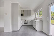 Deze volledig gerenoveerde woning is gelegen in de populaire, groene en autoluwe wijk Abtsdal, op wandelafstand van het centrum van Grimbergen.
De omgeving staat bekend om haar kindvriendelijk karakter, nabijheid van scholen, winkels, ontspanningsmogelijk