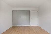Deze volledig gerenoveerde woning is gelegen in de populaire, groene en autoluwe wijk Abtsdal, op wandelafstand van het centrum van Grimbergen.
De omgeving staat bekend om haar kindvriendelijk karakter, nabijheid van scholen, winkels, ontspanningsmogelijk