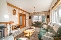 Deze ruime gezinswoning met 5 slaapkamers en 2 badkamers is gelegen in een gegeerde en residenti&euml;le woonwijk in Grimbergen, in een rustige doodlopende straat. De woning beschikt over een praktische indeling, mooie volumes en een ruime garage met kelder d