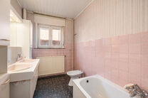 Deze ruime gezinswoning met 5 slaapkamers en 2 badkamers is gelegen in een gegeerde en residenti&euml;le woonwijk in Grimbergen, in een rustige doodlopende straat. De woning beschikt over een praktische indeling, mooie volumes en een ruime garage met kelder d