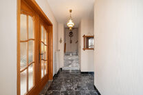 Deze ruime gezinswoning met 5 slaapkamers en 2 badkamers is gelegen in een gegeerde en residenti&euml;le woonwijk in Grimbergen, in een rustige doodlopende straat. De woning beschikt over een praktische indeling, mooie volumes en een ruime garage met kelder d