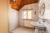 Deze ruime gezinswoning met 5 slaapkamers en 2 badkamers is gelegen in een gegeerde en residenti&euml;le woonwijk in Grimbergen, in een rustige doodlopende straat. De woning beschikt over een praktische indeling, mooie volumes en een ruime garage met kelder d