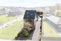 Deze verzorgde en ruime gezinswoning met 4 slaapkamers en 2 badkamers is gelegen in een rustige, residenti&euml;le en autoluwe wijk, op een mooi perceel van 9a 12ca met een gunstige zuidoostelijke ori&euml;ntatie. Dankzij deze ori&euml;ntatie geniet u hier de hele da