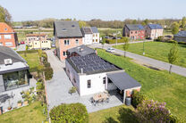 Deze verzorgde en ruime gezinswoning met 4 slaapkamers en 2 badkamers is gelegen in een rustige, residenti&euml;le en autoluwe wijk, op een mooi perceel van 9a 12ca met een gunstige zuidoostelijke ori&euml;ntatie. Dankzij deze ori&euml;ntatie geniet u hier de hele da
