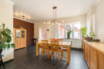 Deze verzorgde en ruime gezinswoning met 4 slaapkamers en 2 badkamers is gelegen in een rustige, residenti&euml;le en autoluwe wijk, op een mooi perceel van 9a 12ca met een gunstige zuidoostelijke ori&euml;ntatie. Dankzij deze ori&euml;ntatie geniet u hier de hele da