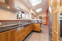 Deze verzorgde en ruime gezinswoning met 4 slaapkamers en 2 badkamers is gelegen in een rustige, residenti&euml;le en autoluwe wijk, op een mooi perceel van 9a 12ca met een gunstige zuidoostelijke ori&euml;ntatie. Dankzij deze ori&euml;ntatie geniet u hier de hele da