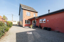 Deze verzorgde en ruime gezinswoning met 4 slaapkamers en 2 badkamers is gelegen in een rustige, residenti&euml;le en autoluwe wijk, op een mooi perceel van 9a 12ca met een gunstige zuidoostelijke ori&euml;ntatie. Dankzij deze ori&euml;ntatie geniet u hier de hele da