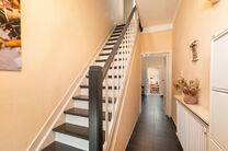 Deze verzorgde en ruime gezinswoning met 4 slaapkamers en 2 badkamers is gelegen in een rustige, residenti&euml;le en autoluwe wijk, op een mooi perceel van 9a 12ca met een gunstige zuidoostelijke ori&euml;ntatie. Dankzij deze ori&euml;ntatie geniet u hier de hele da