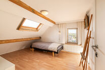 Deze verzorgde en ruime gezinswoning met 4 slaapkamers en 2 badkamers is gelegen in een rustige, residenti&euml;le en autoluwe wijk, op een mooi perceel van 9a 12ca met een gunstige zuidoostelijke ori&euml;ntatie. Dankzij deze ori&euml;ntatie geniet u hier de hele da