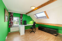 Deze verzorgde en ruime gezinswoning met 4 slaapkamers en 2 badkamers is gelegen in een rustige, residenti&euml;le en autoluwe wijk, op een mooi perceel van 9a 12ca met een gunstige zuidoostelijke ori&euml;ntatie. Dankzij deze ori&euml;ntatie geniet u hier de hele da