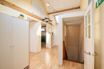 Deze verzorgde en ruime gezinswoning met 4 slaapkamers en 2 badkamers is gelegen in een rustige, residenti&euml;le en autoluwe wijk, op een mooi perceel van 9a 12ca met een gunstige zuidoostelijke ori&euml;ntatie. Dankzij deze ori&euml;ntatie geniet u hier de hele da