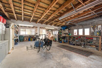 Deze verzorgde en ruime gezinswoning met 4 slaapkamers en 2 badkamers is gelegen in een rustige, residenti&euml;le en autoluwe wijk, op een mooi perceel van 9a 12ca met een gunstige zuidoostelijke ori&euml;ntatie. Dankzij deze ori&euml;ntatie geniet u hier de hele da