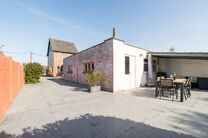 Deze verzorgde en ruime gezinswoning met 4 slaapkamers en 2 badkamers is gelegen in een rustige, residenti&euml;le en autoluwe wijk, op een mooi perceel van 9a 12ca met een gunstige zuidoostelijke ori&euml;ntatie. Dankzij deze ori&euml;ntatie geniet u hier de hele da