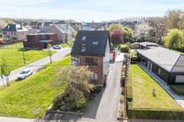 Deze verzorgde en ruime gezinswoning met 4 slaapkamers en 2 badkamers is gelegen in een rustige, residenti&euml;le en autoluwe wijk, op een mooi perceel van 9a 12ca met een gunstige zuidoostelijke ori&euml;ntatie. Dankzij deze ori&euml;ntatie geniet u hier de hele da