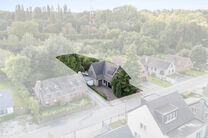 Deze gezinswoning met 4 slaapkamers en 2 badkamers is gelegen in een rustige, residenti&euml;le wijk met weinig verkeer.&nbsp;
De woning beschikt over een ruime, zuidwestelijk geori&euml;nteerde tuin met een groen en landelijk uitzicht.&nbsp;
Dankzij de gunstige ligging 