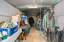 Deze gezinswoning met 4 slaapkamers en 2 badkamers is gelegen in een rustige, residenti&euml;le wijk met weinig verkeer.&nbsp;
De woning beschikt over een ruime, zuidwestelijk geori&euml;nteerde tuin met een groen en landelijk uitzicht.&nbsp;
Dankzij de gunstige ligging 