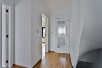 Deze ruime en instapklare woning met drie slaapkamer is uitstekend gelegen op een perceel van maar liefst 10a 60ca en biedt een vlotte verbinding naar zowel Mechelen als Brussel.

Indeling van de woning
Gelijkvloers

Bij binnenkomst via de inkomhal tref j