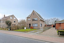 Deze ruime en instapklare woning met drie slaapkamer is uitstekend gelegen op een perceel van maar liefst 10a 60ca en biedt een vlotte verbinding naar zowel Mechelen als Brussel.

Indeling van de woning
Gelijkvloers

Bij binnenkomst via de inkomhal tref j