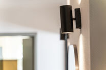 Deze ruime en instapklare woning met drie slaapkamer is uitstekend gelegen op een perceel van maar liefst 10a 60ca en biedt een vlotte verbinding naar zowel Mechelen als Brussel.

Indeling van de woning
Gelijkvloers

Bij binnenkomst via de inkomhal tref j