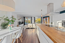 Deze instapklare en energiezuinige gezinswoning met 4 tot 5 slaapkamers bevindt zich in het landelijke Humbeek, deelgemeente van Grimbergen, op een mooi perceel van 711 m². De woning beschikt over een inpandige garage en een polyvalente ruimte op het gel