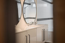 Deze instapklare en energiezuinige gezinswoning met 4 tot 5 slaapkamers bevindt zich in het landelijke Humbeek, deelgemeente van Grimbergen, op een mooi perceel van 711 m². De woning beschikt over een inpandige garage en een polyvalente ruimte op het gel