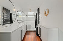 Deze instapklare en energiezuinige gezinswoning met 4 tot 5 slaapkamers bevindt zich in het landelijke Humbeek, deelgemeente van Grimbergen, op een mooi perceel van 711 m². De woning beschikt over een inpandige garage en een polyvalente ruimte op het gel