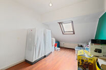 Deze instapklare en energiezuinige gezinswoning met 4 tot 5 slaapkamers bevindt zich in het landelijke Humbeek, deelgemeente van Grimbergen, op een mooi perceel van 711 m². De woning beschikt over een inpandige garage en een polyvalente ruimte op het gel