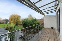 Deze instapklare en energiezuinige gezinswoning met 4 tot 5 slaapkamers bevindt zich in het landelijke Humbeek, deelgemeente van Grimbergen, op een mooi perceel van 711 m&sup2;. De woning beschikt over een inpandige garage en een polyvalente ruimte op het gel