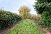 Deze instapklare en energiezuinige gezinswoning met 4 tot 5 slaapkamers bevindt zich in het landelijke Humbeek, deelgemeente van Grimbergen, op een mooi perceel van 711 m&sup2;. De woning beschikt over een inpandige garage en een polyvalente ruimte op het gel