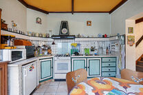 Deze pittoreske gezinswoning op uitstekende locatie heeft 2 slaapkamers (mogelijkheid tot 3de slaapkamer), kelder, veranda en een zuid georiënteerd terras.

INDELING
Men betreedt de woning via een inkomhal die leidt naar het eerste salon. Aansluitend bev