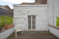 Deze pittoreske gezinswoning op uitstekende locatie heeft 2 slaapkamers (mogelijkheid tot 3de slaapkamer), kelder, veranda en een zuid georiënteerd terras.

INDELING
Men betreedt de woning via een inkomhal die leidt naar het eerste salon. Aansluitend bev