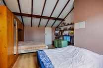 Deze pittoreske gezinswoning op uitstekende locatie heeft 2 slaapkamers (mogelijkheid tot 3de slaapkamer), kelder, veranda en een zuid georiënteerd terras.

INDELING
Men betreedt de woning via een inkomhal die leidt naar het eerste salon. Aansluitend bev