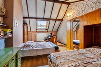 Deze pittoreske gezinswoning op uitstekende locatie heeft 2 slaapkamers (mogelijkheid tot 3de slaapkamer), kelder, veranda en een zuid georiënteerd terras.

INDELING
Men betreedt de woning via een inkomhal die leidt naar het eerste salon. Aansluitend bev