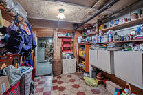 Deze pittoreske gezinswoning op uitstekende locatie heeft 2 slaapkamers (mogelijkheid tot 3de slaapkamer), kelder, veranda en een zuid georiënteerd terras.

INDELING
Men betreedt de woning via een inkomhal die leidt naar het eerste salon. Aansluitend bev